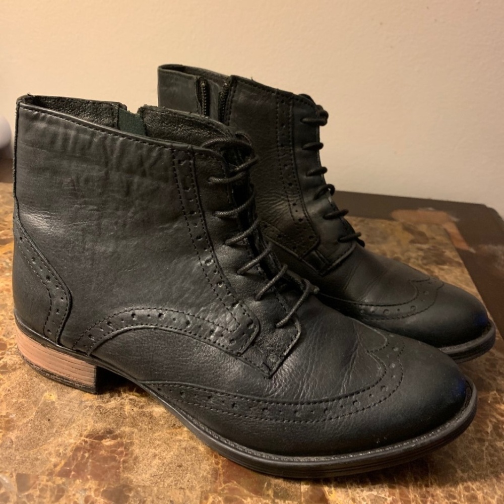 Gil Torres Black lace boots